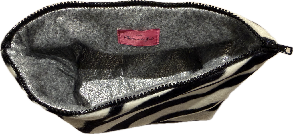 Cool Bag Zebra öppnad med silverfärgad insida och rosa etikett.