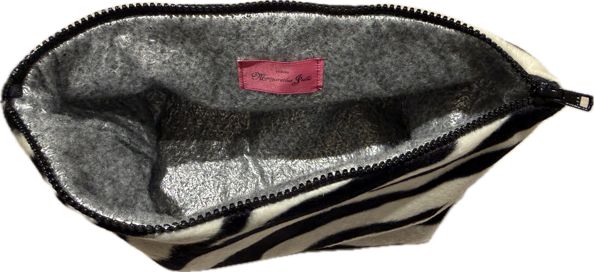 Cool Bag Zebra öppnad med silverfärgad insida och rosa etikett.