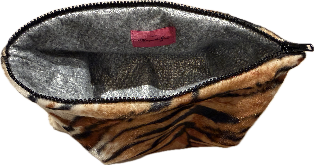 Cool Bag Tiger öppnad med silverfärgad insida och rosa etikett.