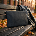 Ljusare miljöbild av svart Cool Bag i höstig stadsmiljö